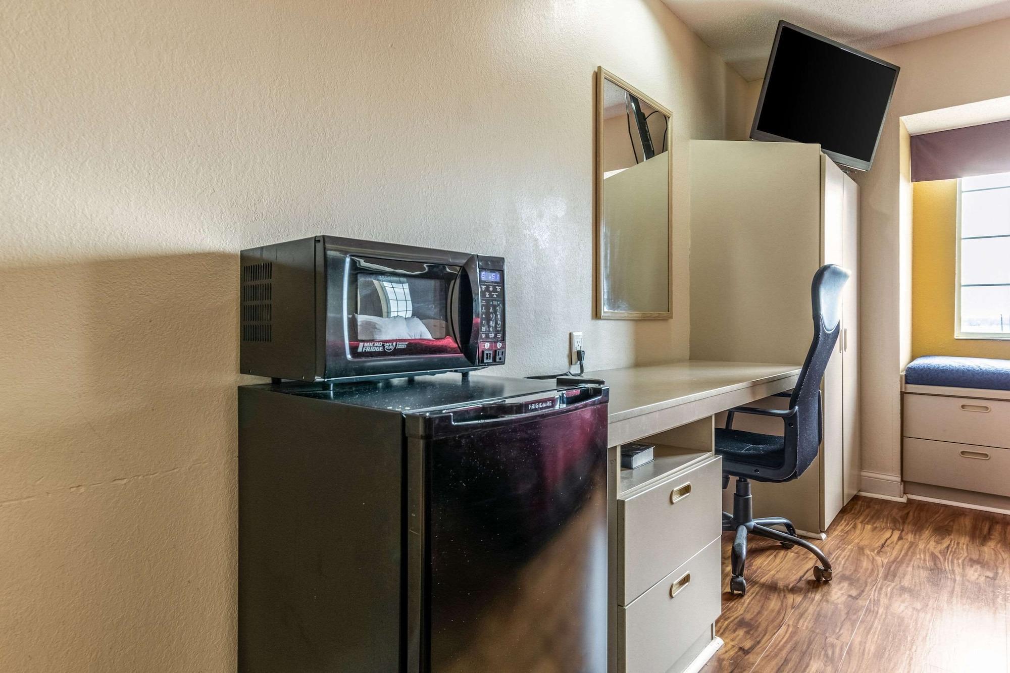 Econo & Evansville Hotel 2*