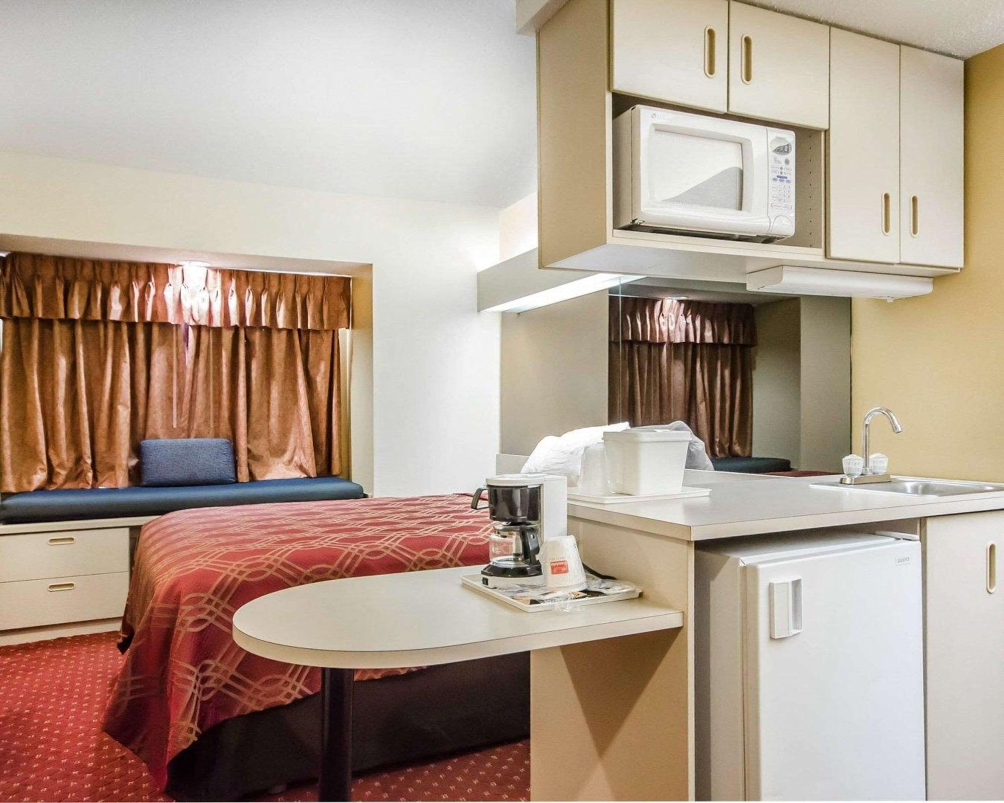 Hotel Econo Inn&suites Evansville 2*
