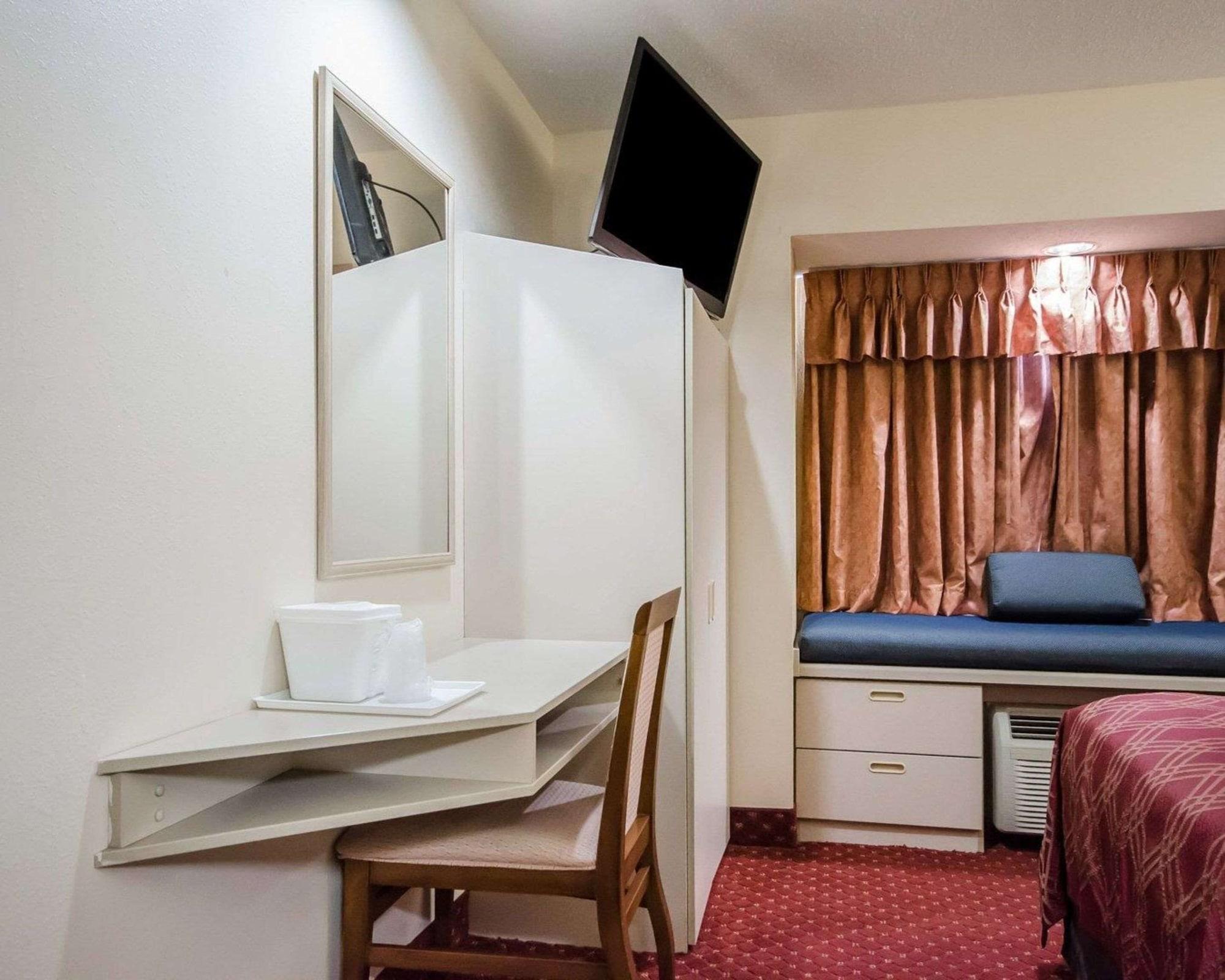 Econo Inn&suites Evansville Stevenson